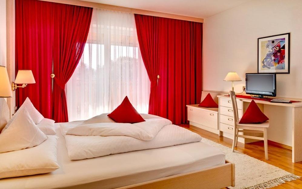 Łóżko lub łóżka w pokoju w obiekcie Hotel Brunner
