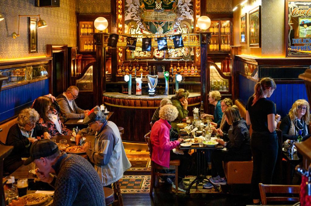 Thirteen On The Green - Eyre Square - Resim 13