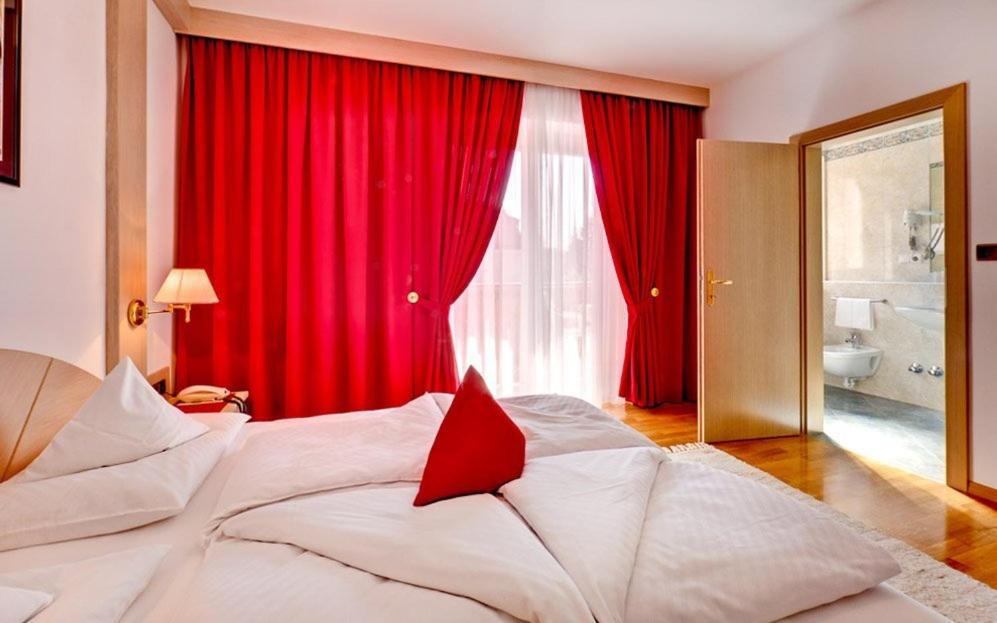 Łóżko lub łóżka w pokoju w obiekcie Hotel Brunner