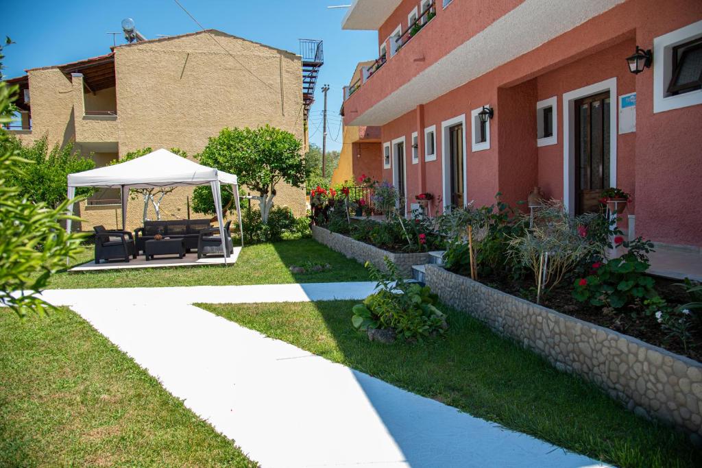 Ogród w obiekcie Costas apartments