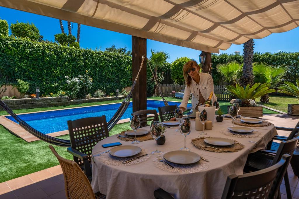 Bazén v ubytování VIlla Jaruco Lux, exclusiva zona residencial con Piscina & Aircon nebo v jeho okolí