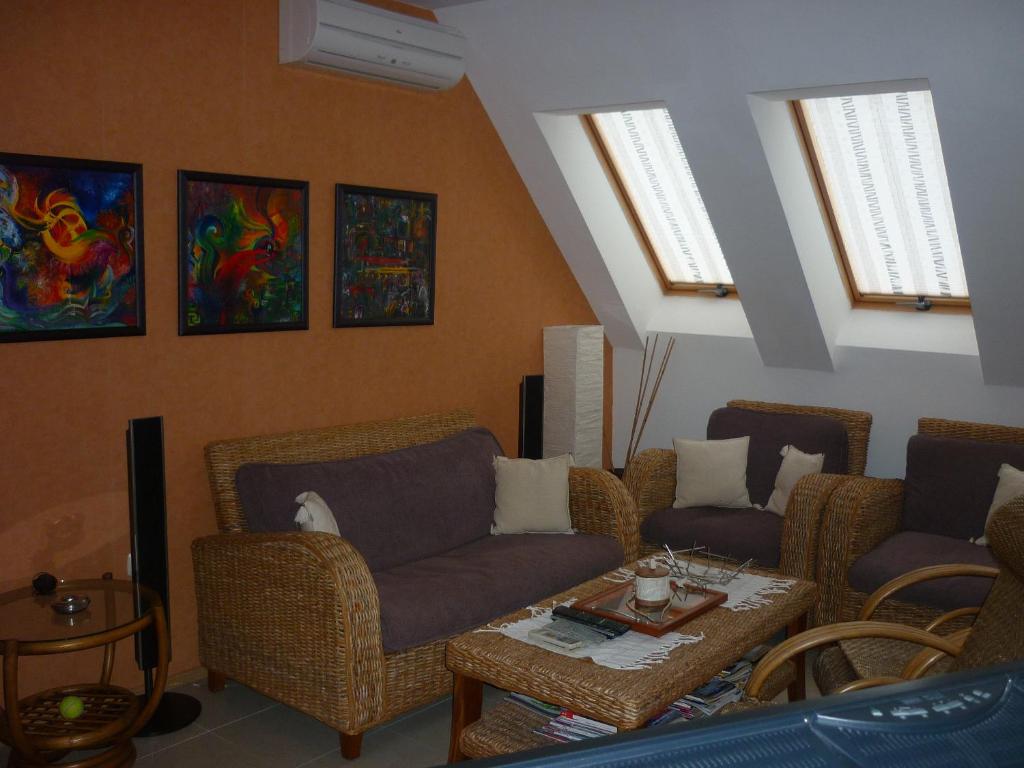 沃拉斯的住宿－Апартмент Blue Sky，带沙发、桌子和窗户的客厅