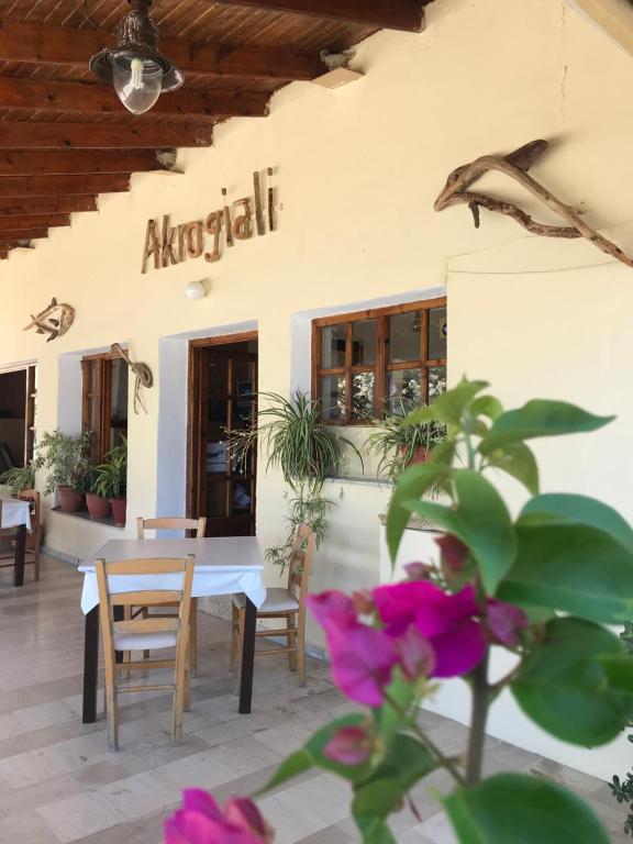Restaurace v ubytování Akrogiali Rooms