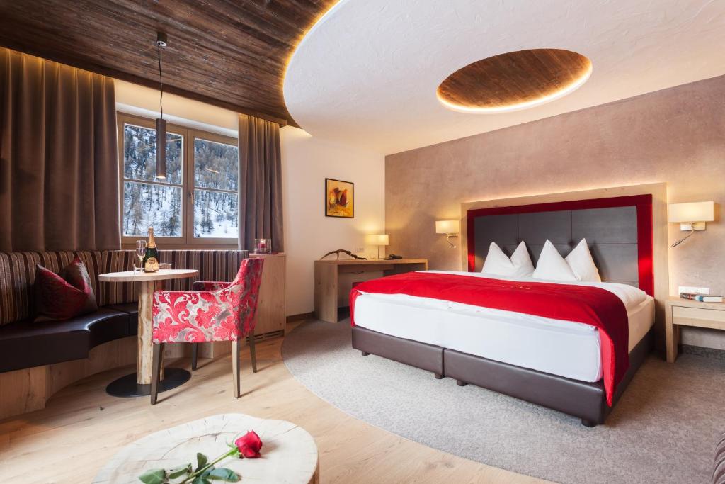 Łóżko lub łóżka w pokoju w obiekcie Almhotel Glieshof