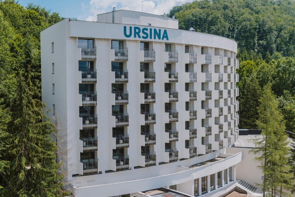 um edifício de hotel com uma placa em cima em Ensana Ursina em Sovata