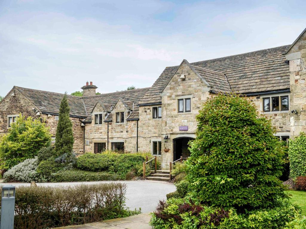 ein großes Steinhaus mit Auffahrt in der Unterkunft Mercure Barnsley Tankersley Manor Hotel in Barnsley