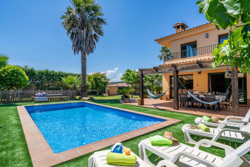 Bazén v ubytovaní VIlla Jaruco Lux, exclusiva zona residencial con Piscina & Aircon alebo v jeho blízkosti
