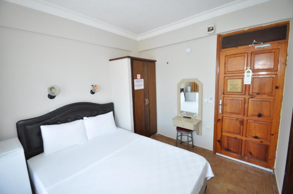Postel nebo postele na pokoji v ubytování Defne & Zevkim Hotel