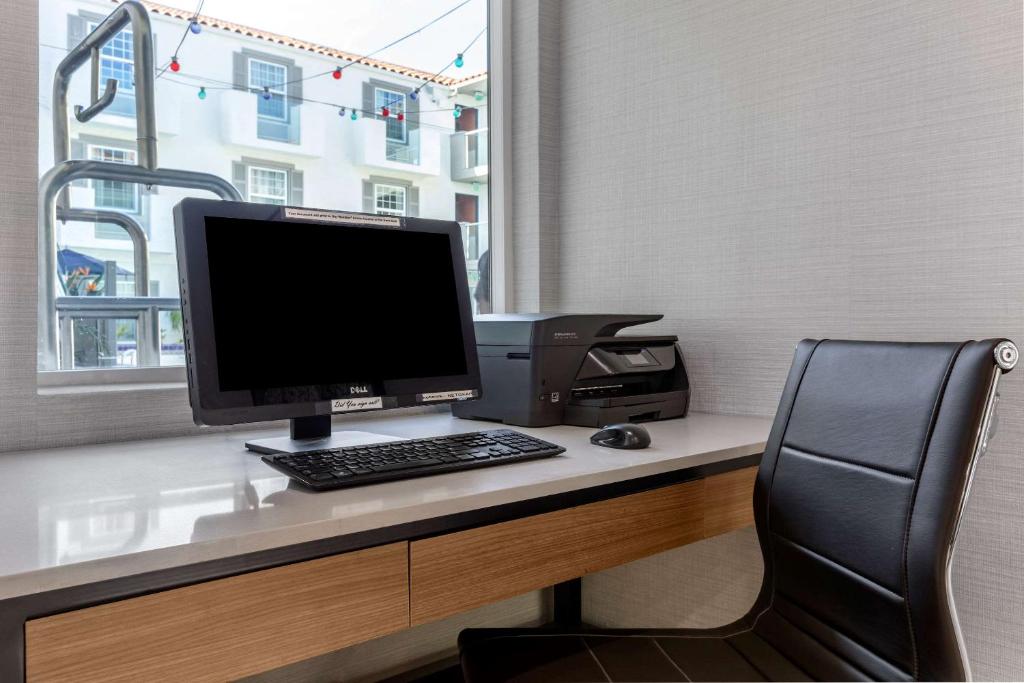 Comfort Inn شهر قدیمی سن دیگو, آژانس هواپیمایی آسمان سپید