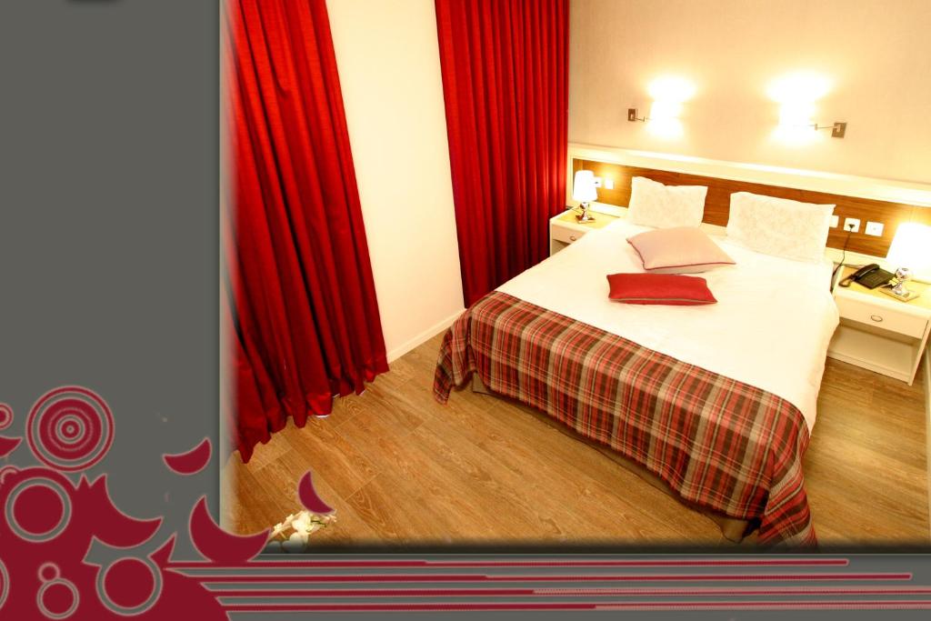 Postel nebo postele na pokoji v ubytování Tabar Hotel