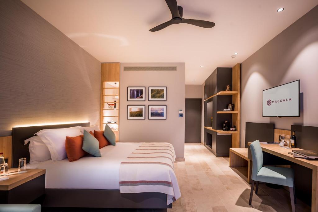 Postel nebo postele na pokoji v ubytování Magdala Hotel