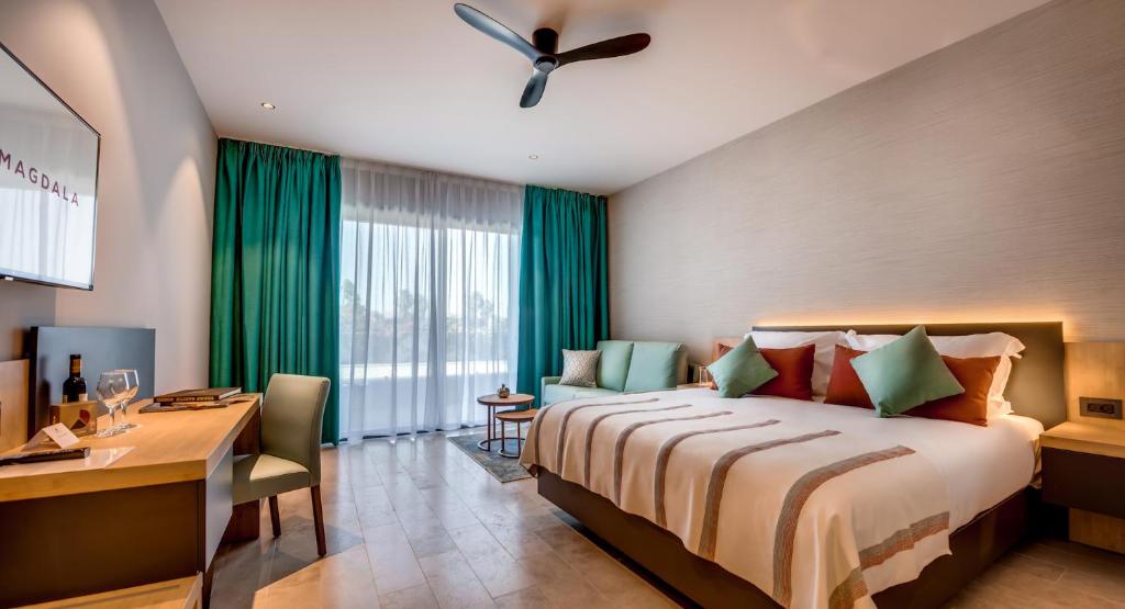Postel nebo postele na pokoji v ubytování Magdala Hotel