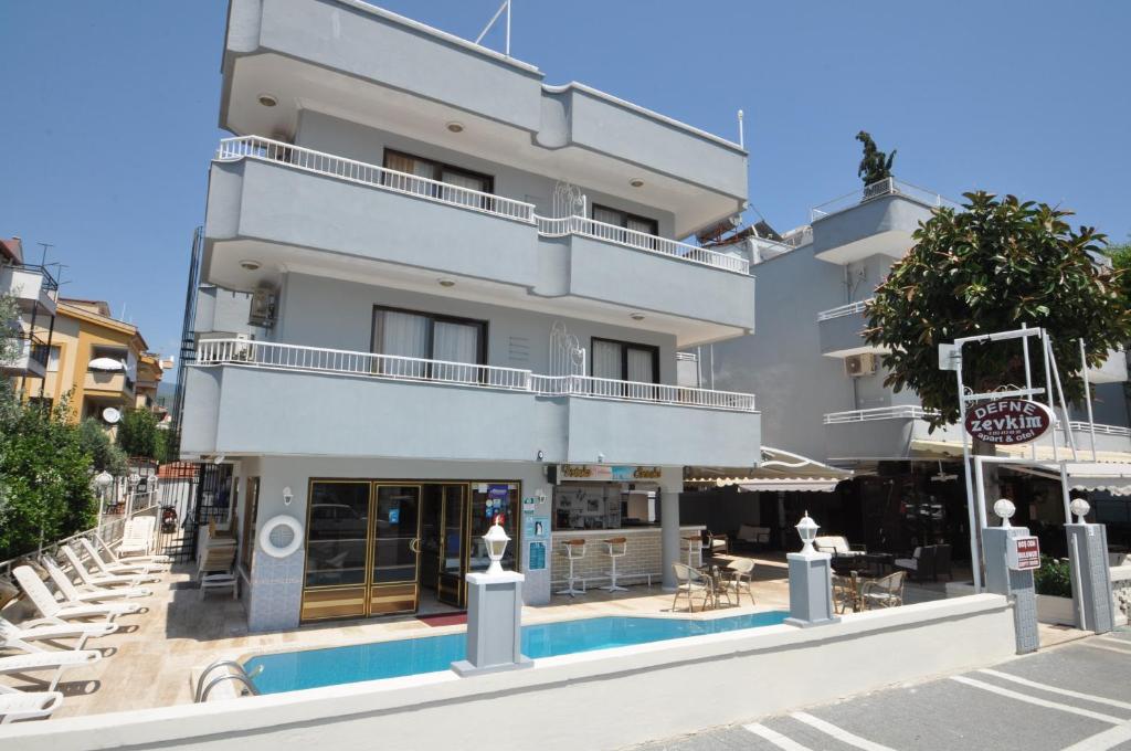 Bazén v ubytování Defne & Zevkim Hotel nebo v jeho okolí