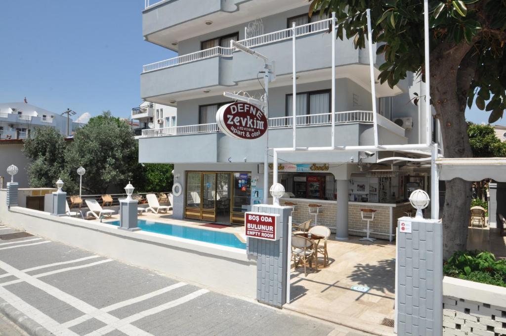Bazén v ubytování Defne & Zevkim Hotel nebo v jeho okolí