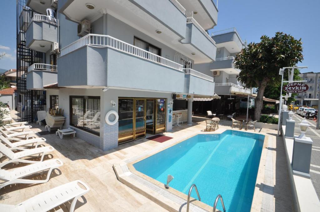 Bazén v ubytování Defne & Zevkim Hotel nebo v jeho okolí