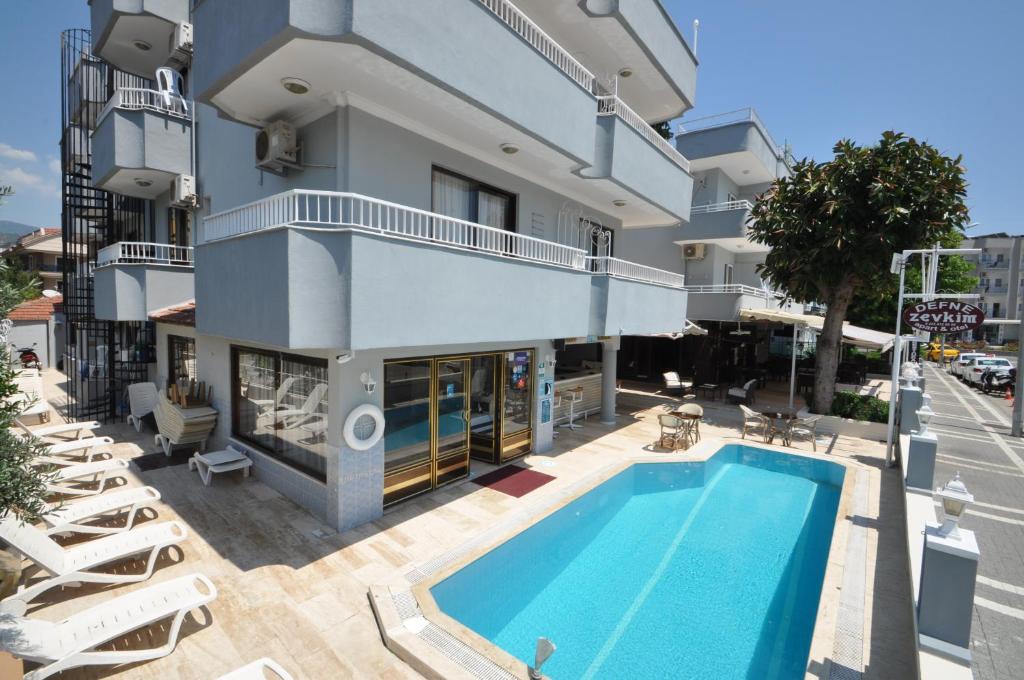 Bazén v ubytování Defne & Zevkim Hotel nebo v jeho okolí