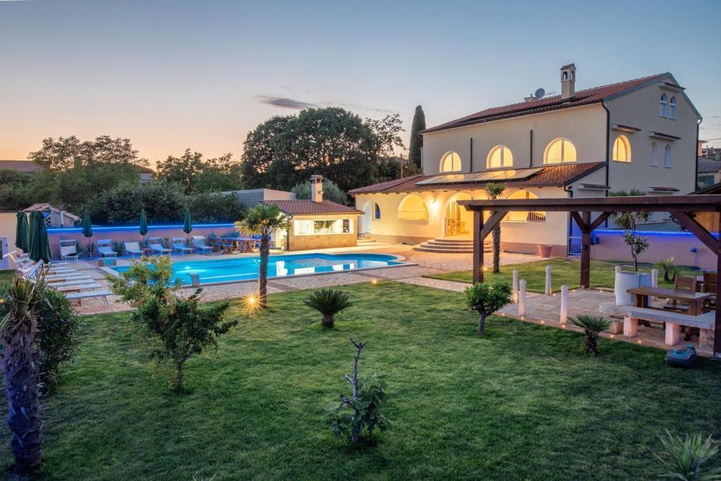 Villa con piscina y casa en Via Flavia with Common Pool, en Labinci