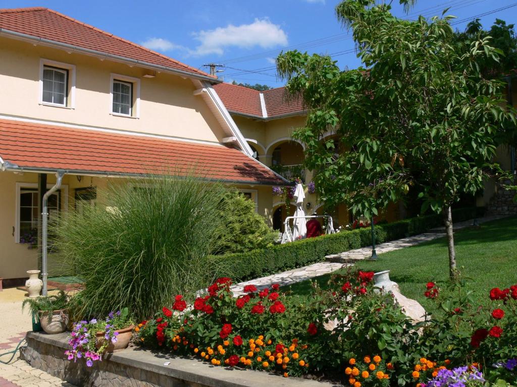 Vonkajšia záhrada v ubytovaní Hársfa Szálló