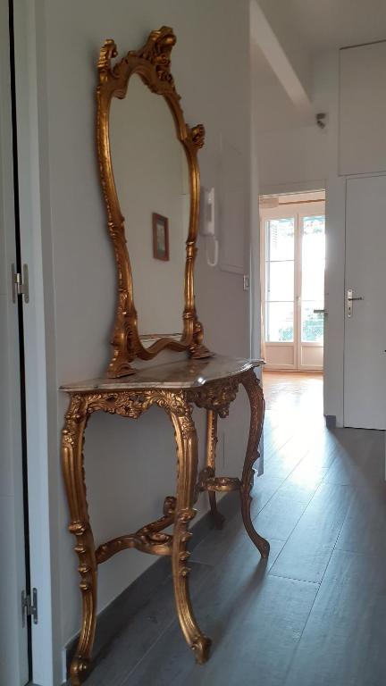 una mesa de madera con un espejo encima. en Apartment Palais de Coppet, en Niza