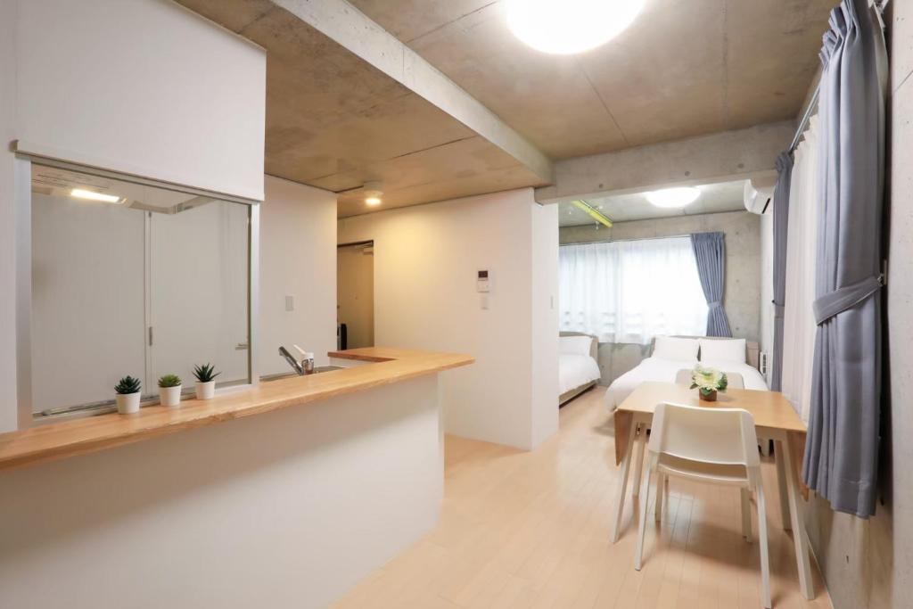 um quarto com uma mesa e cadeiras e um quarto em Laffitte Okachimachi - Vacation STAY 8303 em Tóquio