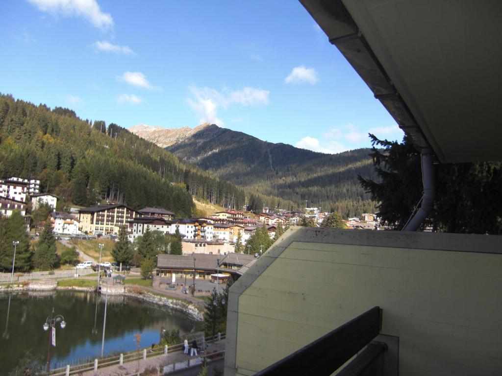 a view of a town with a lake and mountains at Bilocale Alberti - Silvana in Madonna di Campiglio