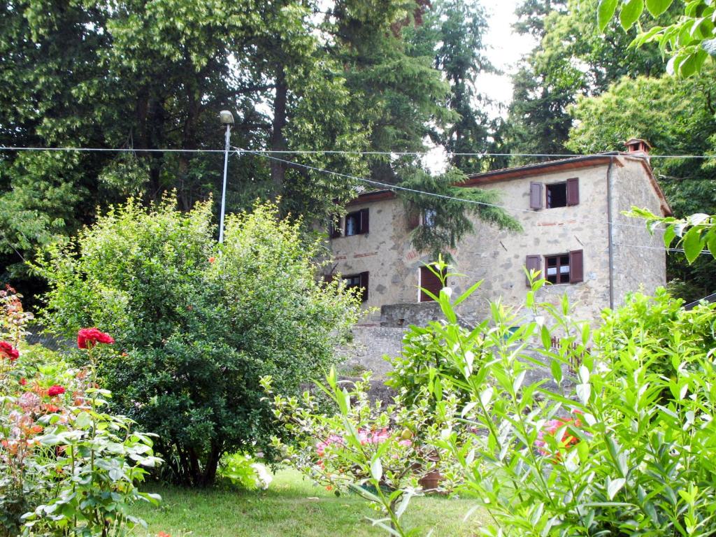 uma casa de pedra no meio de um jardim em Holiday Home Gello by Interhome em Gello