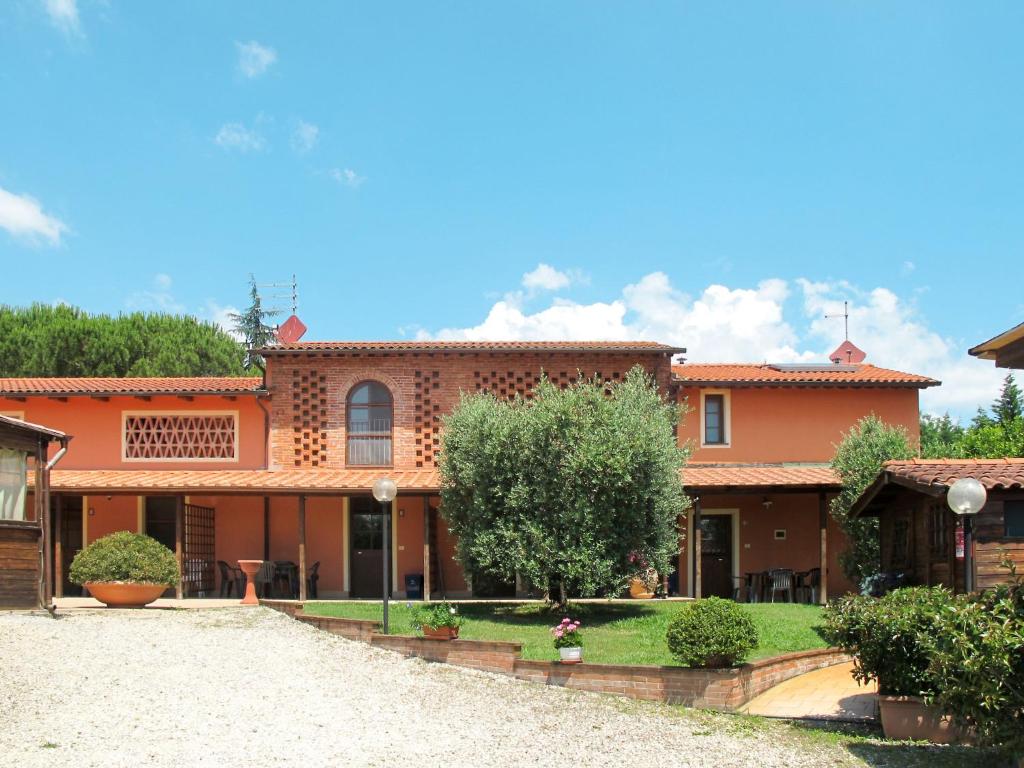 OrentanoにあるApartment Ponziani-1 by Interhomeの砂利道付きの大きなオレンジハウスです。