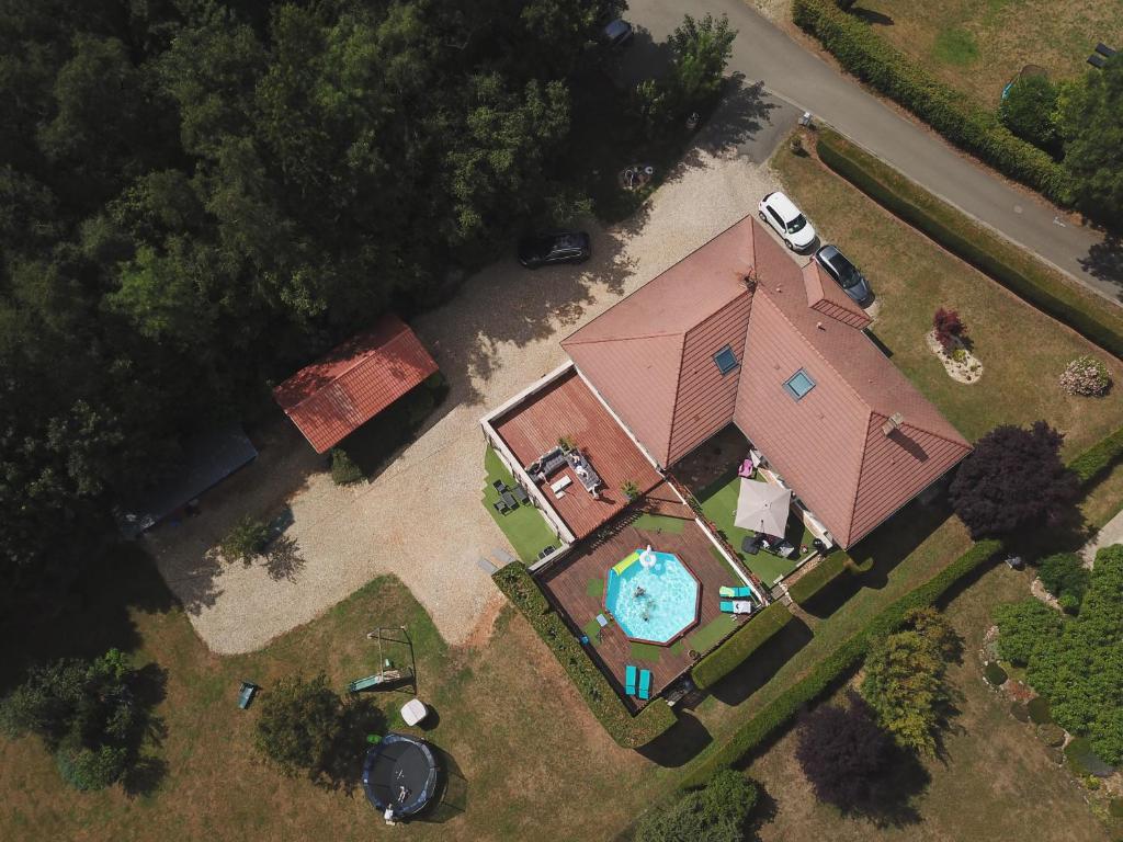 einen Blick über ein Haus mit Pool in der Unterkunft la maison des oiseaux in Vandrimare