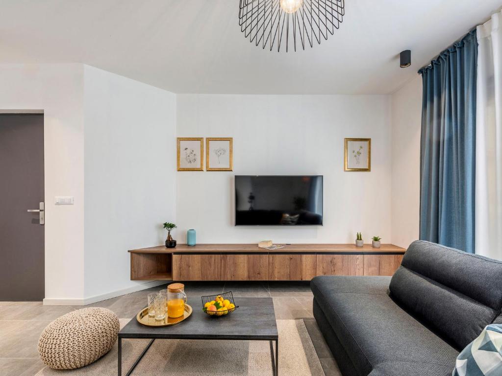 TV a/nebo společenská místnost v ubytování Holiday Home Villa Isabela by Interhome