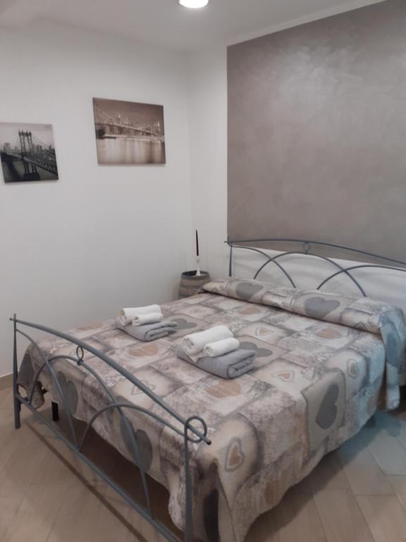 1 dormitorio con 1 cama en una habitación en Il Vicoletto en Santa Marinella