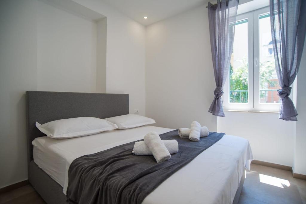um quarto com uma cama com duas toalhas em Ita&Toni apartment em Split