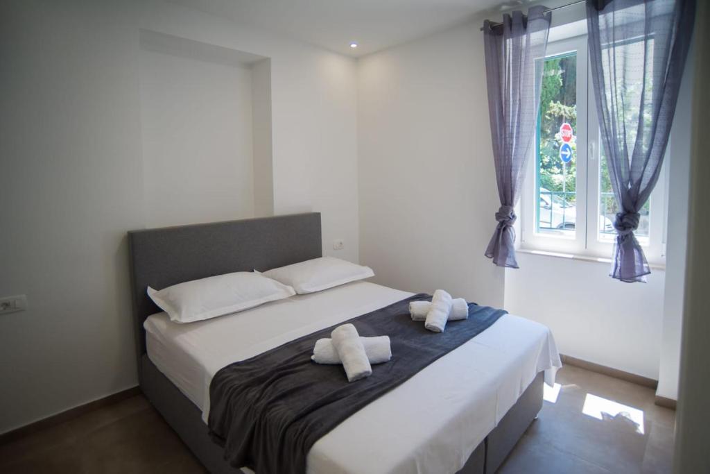 um quarto com uma cama com toalhas em Ita&Toni apartment em Split