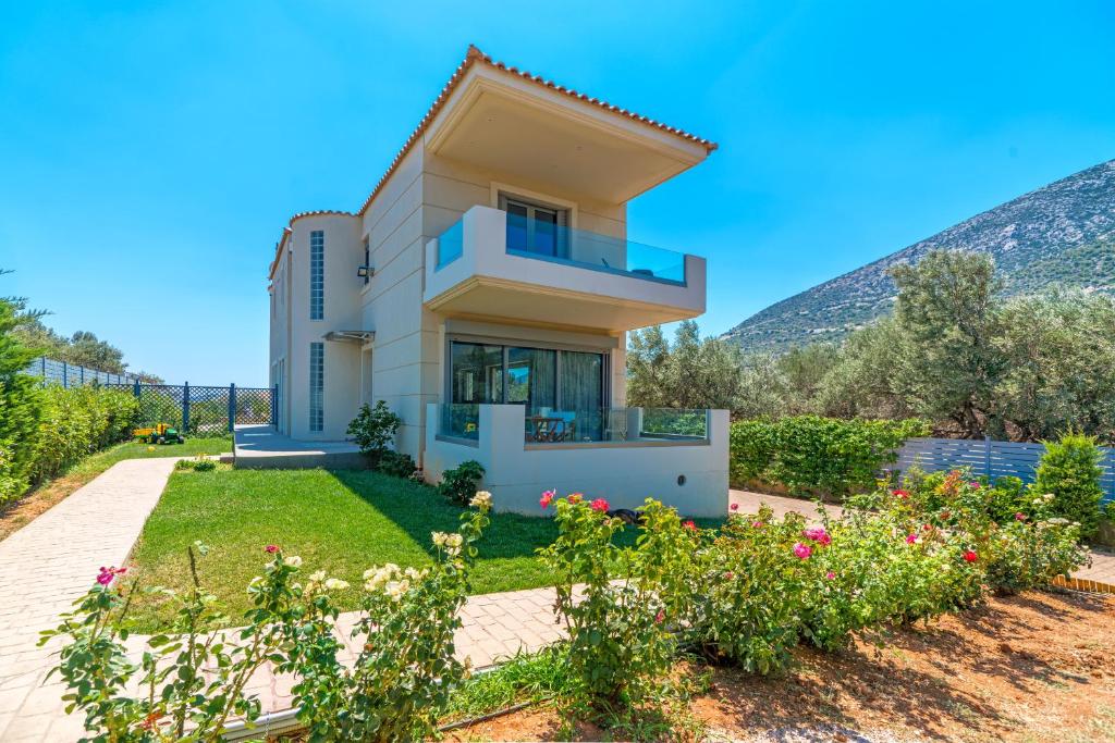 een huis met een tuin ervoor bij Your Home2b in Paianía