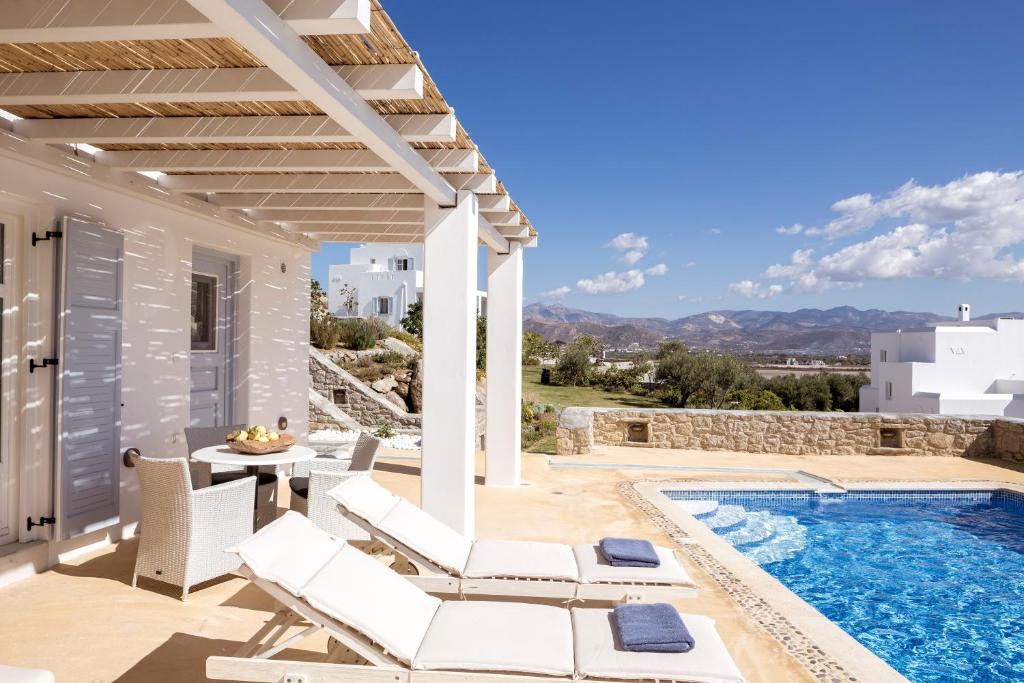 Bazén v ubytovaní Naxian Collection - Small Luxury Hotel of the World alebo v jeho blízkosti