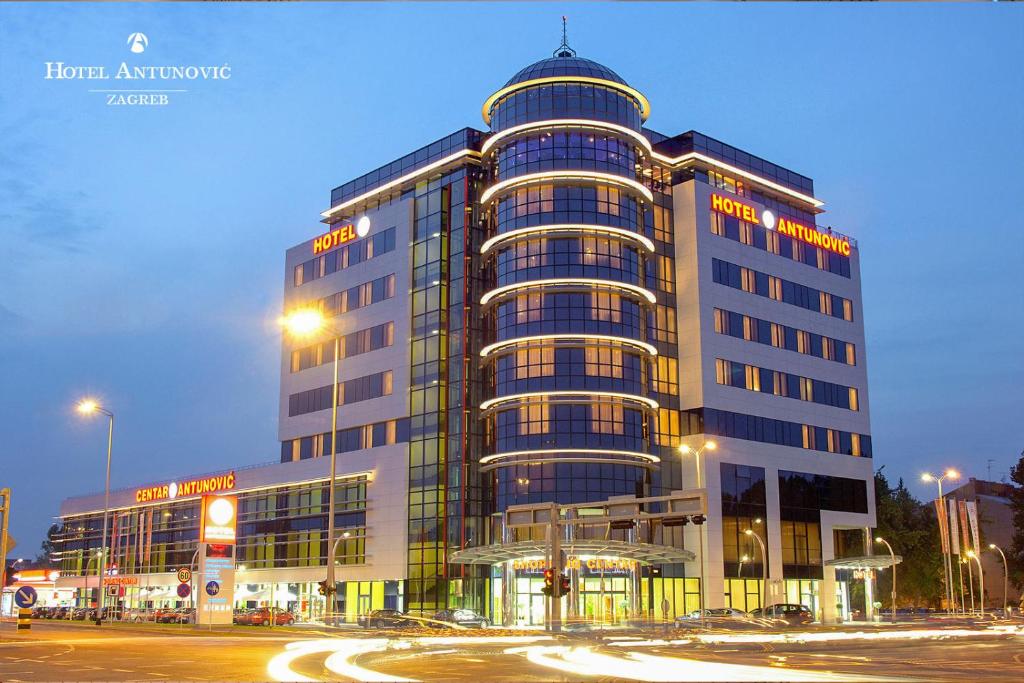 un grand bâtiment avec beaucoup de fenêtres la nuit dans l'établissement Hotel Antunovic Zagreb, à Zagreb