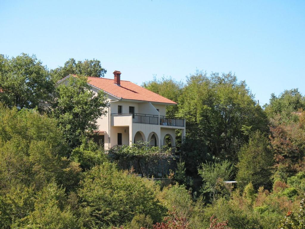 une maison arborée sur le flanc d'une colline dans l'établissement Apartment Urdih - KRK316 by Interhome, à Malinska