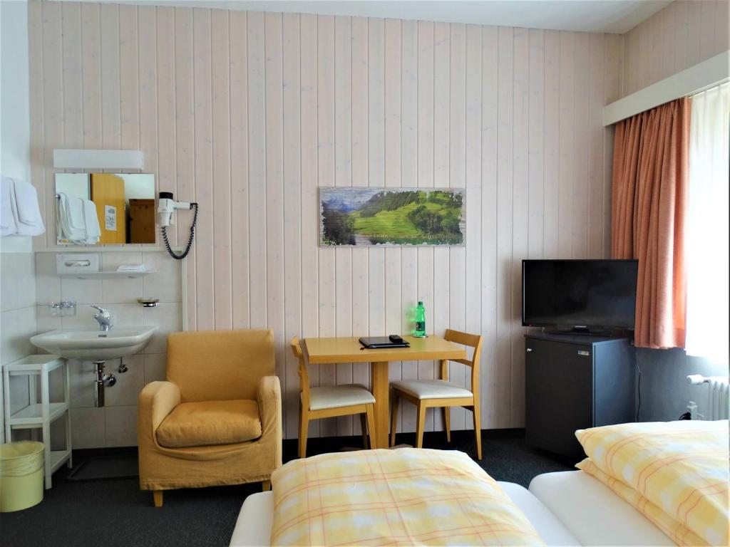 TV a/nebo společenská místnost v ubytování Hotel Bündnerhof