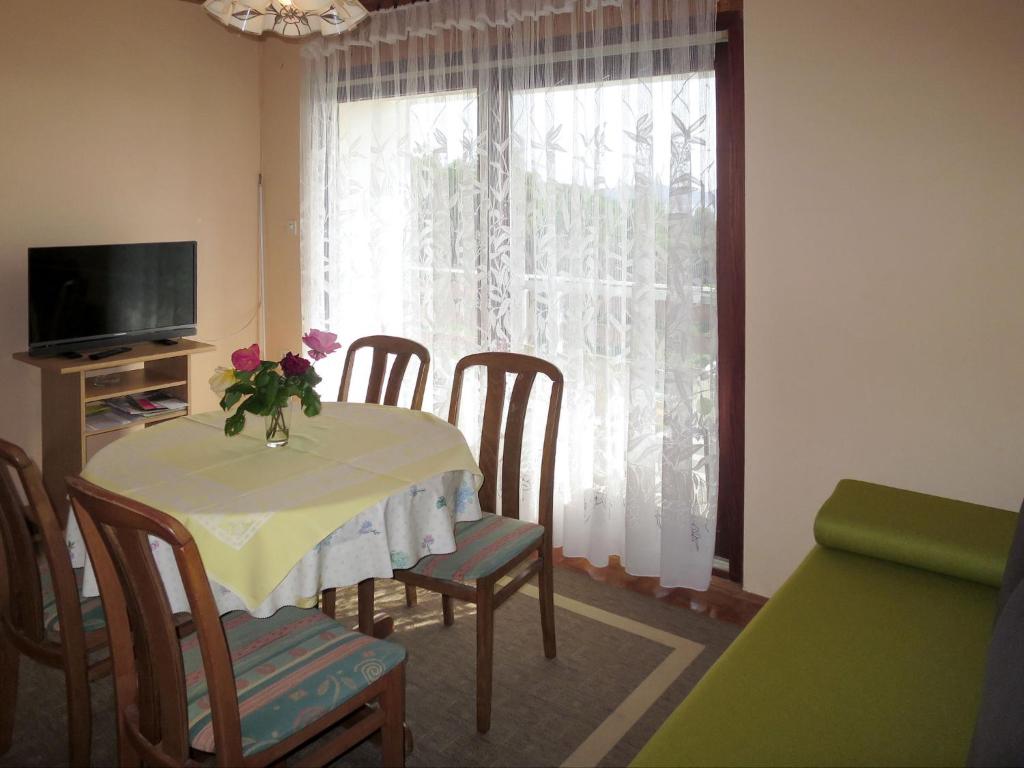 TV a/nebo společenská místnost v ubytování Apartment Katić-1 by Interhome