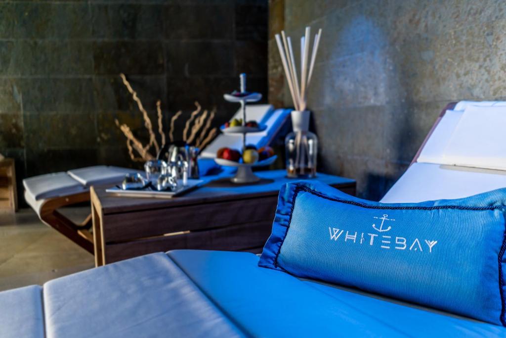Кровать или кровати в номере White Bay
