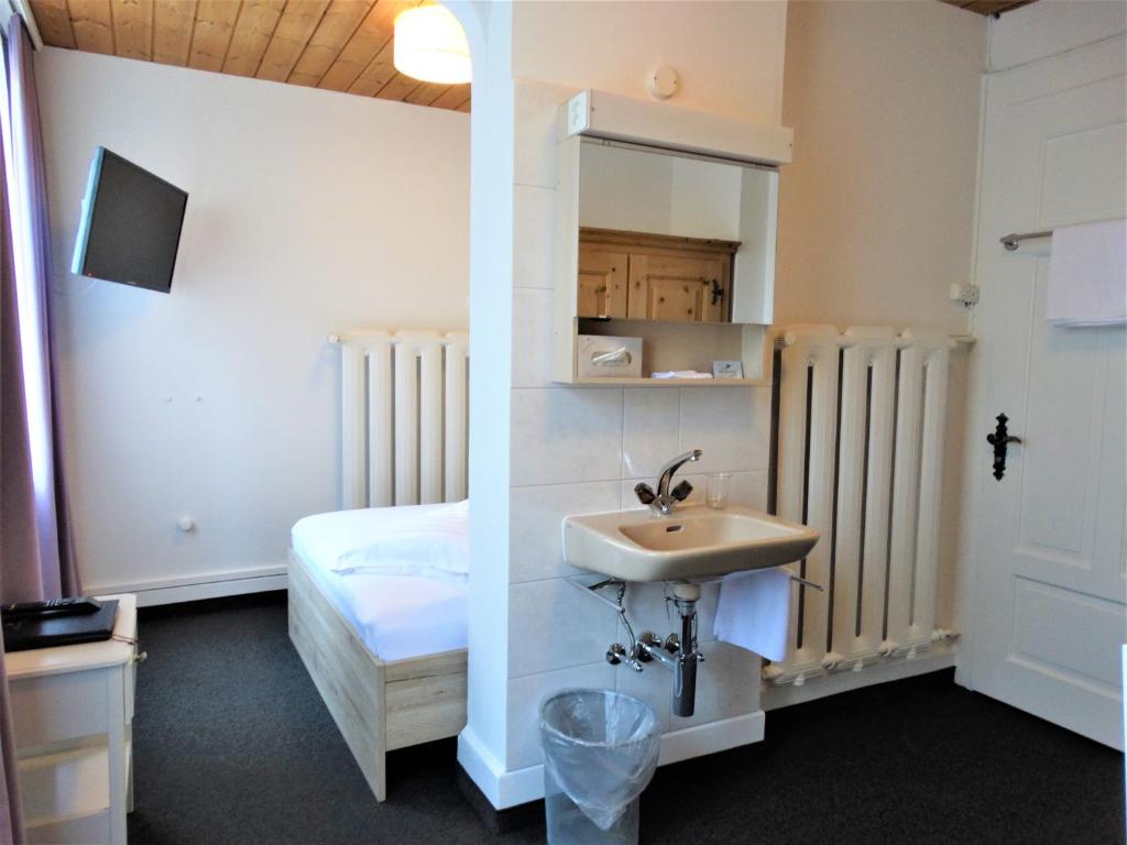 Postel nebo postele na pokoji v ubytování Hotel Bündnerhof