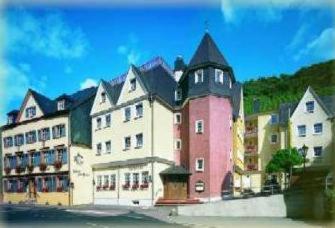 ein großes Gebäude mit schwarzem Dach in der Unterkunft Hotel zur Post in Bernkastel-Kues