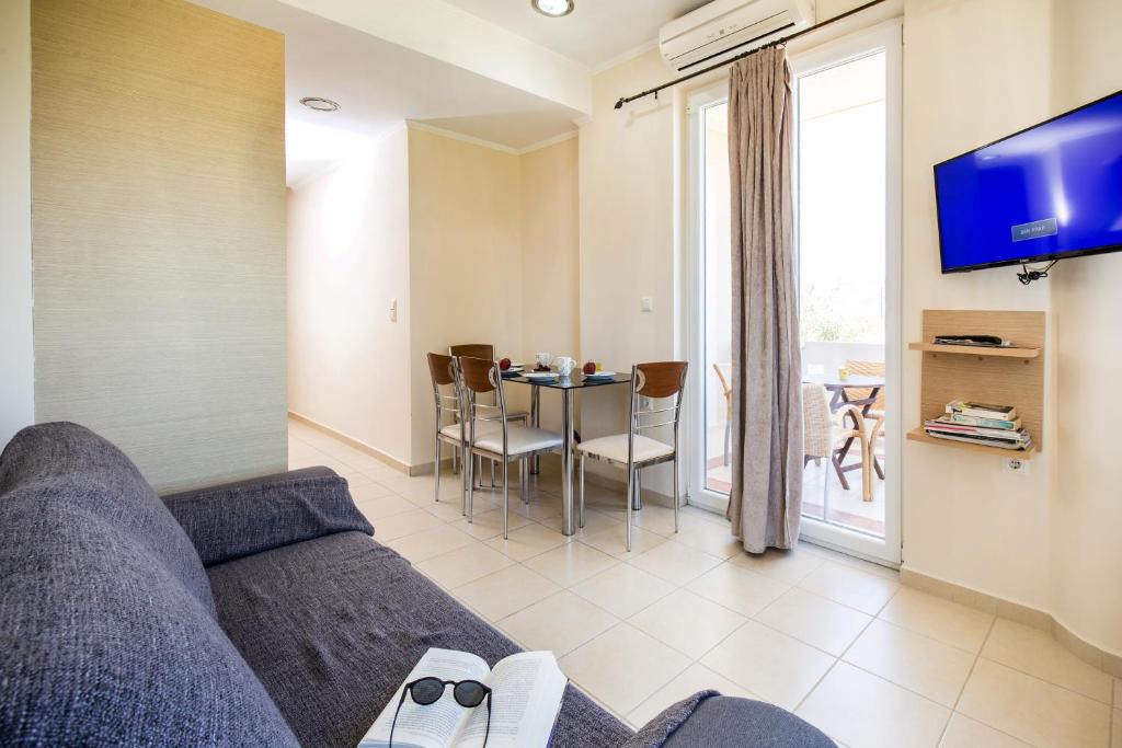 Televízia a/alebo spoločenská miestnosť v ubytovaní Vasso Apartments 3