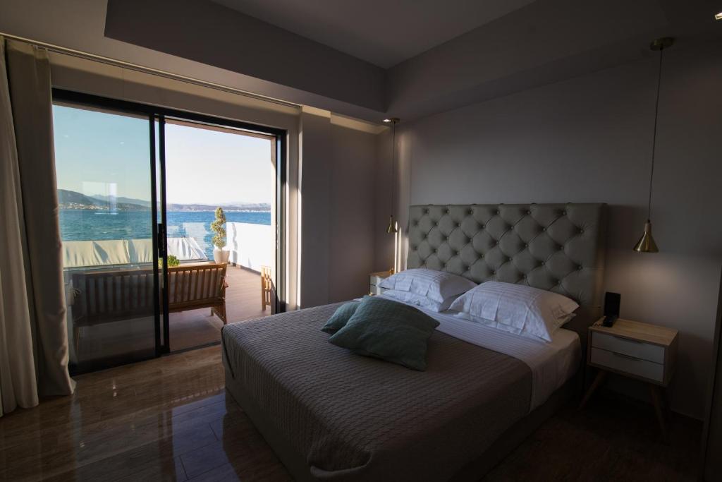 Postel nebo postele na pokoji v ubytování Aianteion Bay Luxury Hotel & Suites