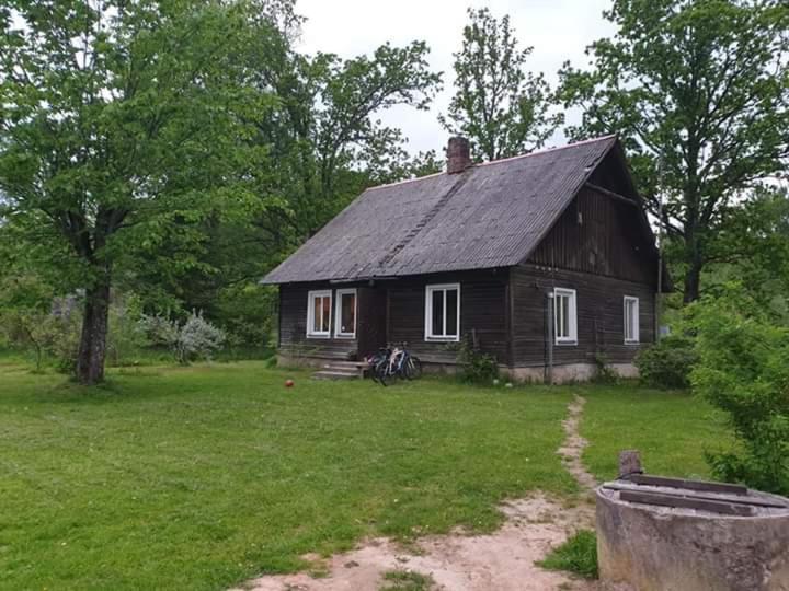 una casa vieja en medio de un patio en Lauku māja Riesti, 