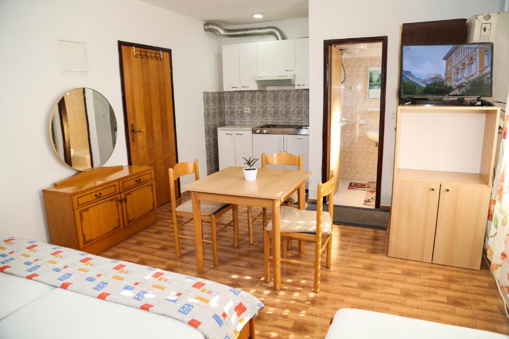 Kuchyň nebo kuchyňský kout v ubytování Apartments Butkovic