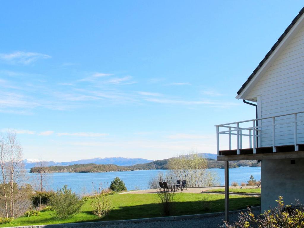 uma vista para um lago a partir de uma casa em Apartment Galanten - FJH609 by Interhome em Lunde