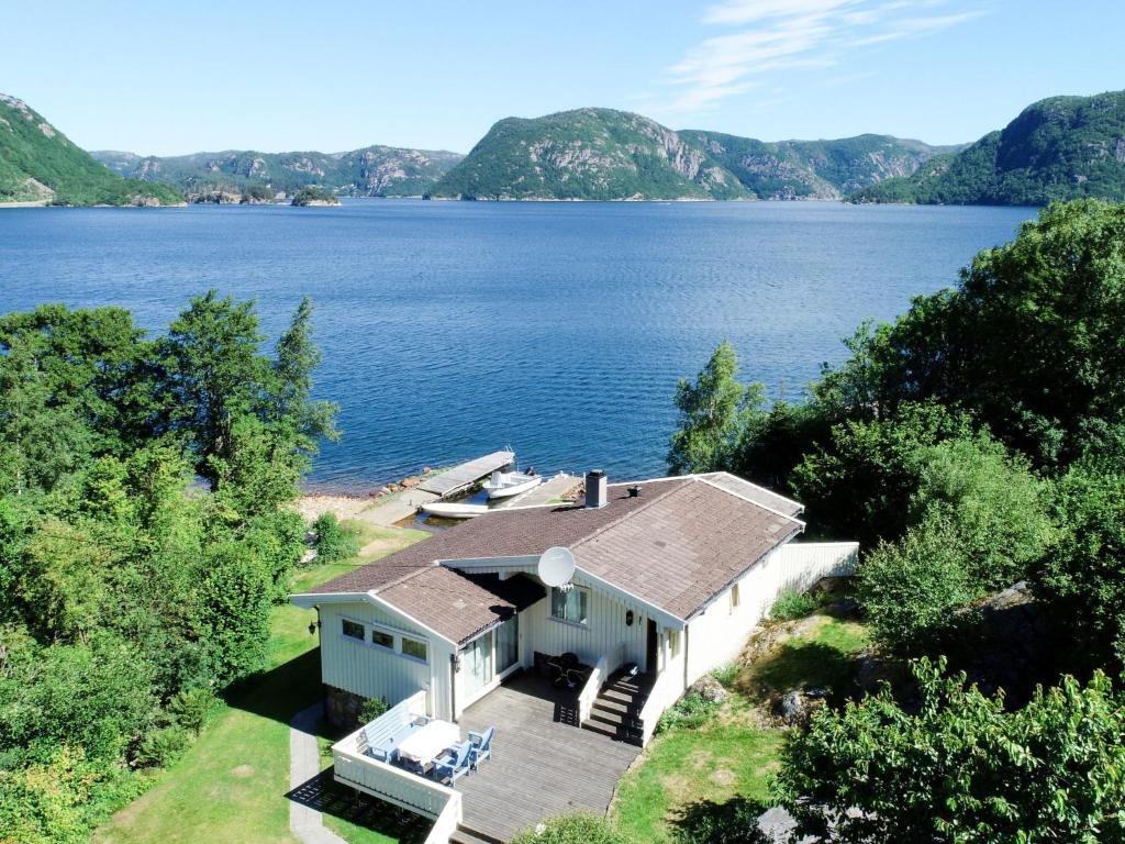 uma vista aérea de uma casa na margem de um lago em Holiday Home Åptafjorden - SOW684 by Interhome em Farsund