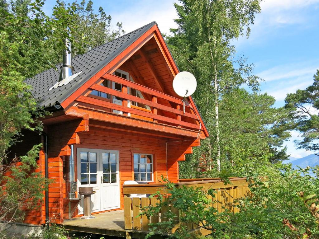 una casetta nel bosco con un portico di Holiday Home August - FJS112 by Interhome a Balestrand