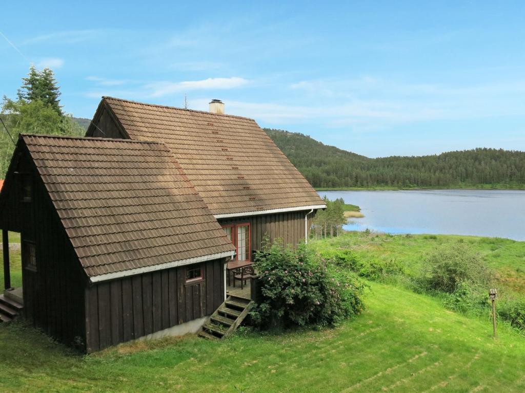 una casa en una colina junto a un lago en Chalet Moebu - SOO040 by Interhome, en Mjåvatn