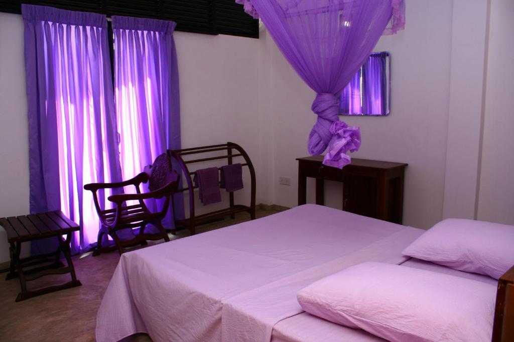 Rúm í herbergi á Relax Inn Hikkaduwa